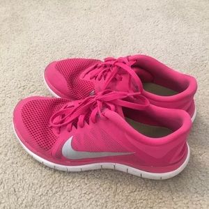 Hot pink nike running shoes women’s